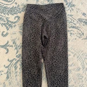 EVCR black and gray size small cross waist leggings